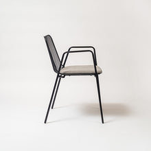 Cargar imagen en el visor de la galería, Silla Sari con apoyabrazos - asiento gris