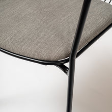 Cargar imagen en el visor de la galería, Silla Sari con apoyabrazos - asiento gris