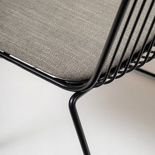 Cargar imagen en el visor de la galería, Silla Sari con cojín gris - OUTLET / ÚLTIMA UNIDAD