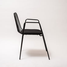 Cargar imagen en el visor de la galería, Silla Sari con apoyabrazos- asiento negro