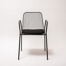 Cargar imagen en el visor de la galería, Silla Sari con apoyabrazos- asiento negro