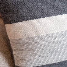 Cargar imagen en el visor de la galería, Cojín Pearl