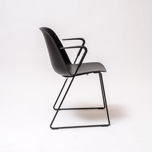 Cargar imagen en el visor de la galería, Silla Modus negra con apoyabrazos