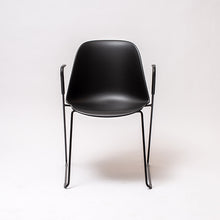 Cargar imagen en el visor de la galería, Silla Modus negra con apoyabrazos