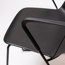 Cargar imagen en el visor de la galería, Silla Modus negra con apoyabrazos