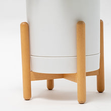 Cargar imagen en el visor de la galería, Maceta Ray blanca con pedestal madera