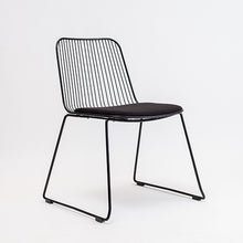 Cargar imagen en el visor de la galería, Silla Sari con cojín negro
