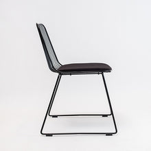 Cargar imagen en el visor de la galería, Silla Sari con cojín negro
