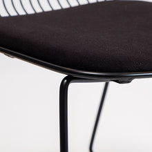 Cargar imagen en el visor de la galería, Silla Sari con cojín negro
