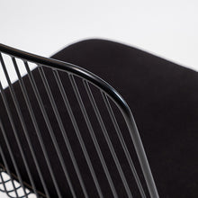 Cargar imagen en el visor de la galería, Silla Sari con cojín negro