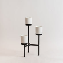 Cargar imagen en el visor de la galería, Macetero Mash blanco con pedestal negro