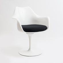 Cargar imagen en el visor de la galería, Silla Tulip cojín negro con apoyabrazos