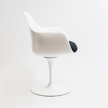 Cargar imagen en el visor de la galería, Silla Tulip cojín negro con apoyabrazos