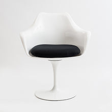 Cargar imagen en el visor de la galería, Silla Tulip cojín negro con apoyabrazos