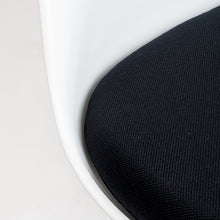 Cargar imagen en el visor de la galería, Silla Tulip cojín negro con apoyabrazos