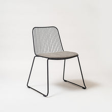 Cargar imagen en el visor de la galería, Silla Sari con cojín gris
