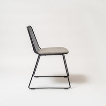 Cargar imagen en el visor de la galería, Silla Sari con cojín gris
