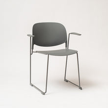 Cargar imagen en el visor de la galería, Silla Stil gris con apoyabrazos
