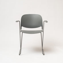 Cargar imagen en el visor de la galería, Silla Stil gris con apoyabrazos
