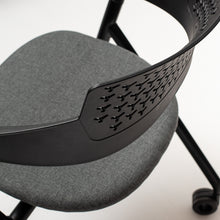 Cargar imagen en el visor de la galería, Silla Falcon negra
