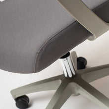 Cargar imagen en el visor de la galería, Silla Ohio gris II
