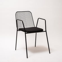Cargar imagen en el visor de la galería, Silla Sari con apoyabrazos- asiento negro
