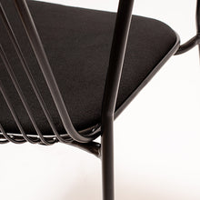 Cargar imagen en el visor de la galería, Silla Sari con apoyabrazos- asiento negro
