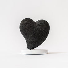 Cargar imagen en el visor de la galería, Escultura corazón negro piedras
