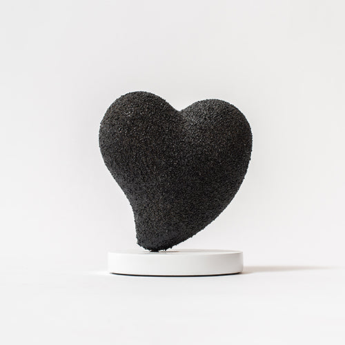 Escultura corazón negro piedras