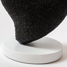 Cargar imagen en el visor de la galería, Escultura corazón negro piedras
