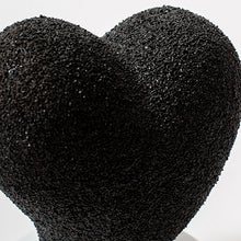 Cargar imagen en el visor de la galería, Escultura corazón negro piedras
