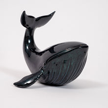 Cargar imagen en el visor de la galería, Escultura ballenita WA negra brillante
