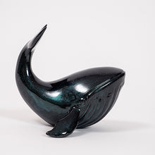 Cargar imagen en el visor de la galería, Escultura ballenita WA negra brillante
