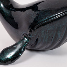 Cargar imagen en el visor de la galería, Escultura ballenita WA negra brillante
