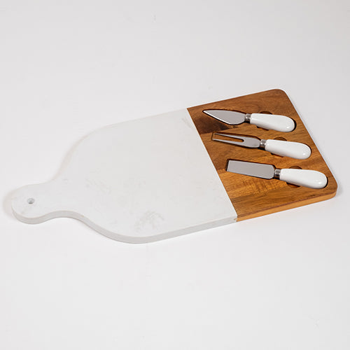 Tabla de quesos con cuchillos