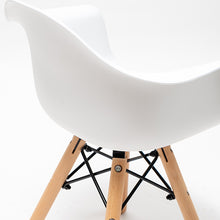 Cargar imagen en el visor de la galería, Silla infantil Elle blanca con apoyabrazos
