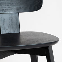 Cargar imagen en el visor de la galería, Silla Block de madera negra
