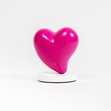 Cargar imagen en el visor de la galería, Escultura corazón fuxia
