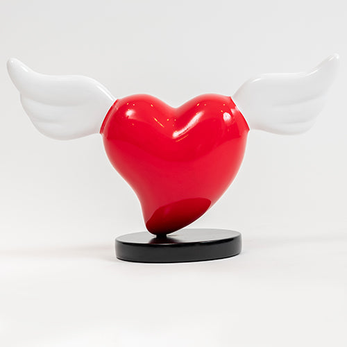 Escultura corazón rojo con alas