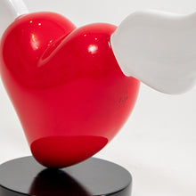 Cargar imagen en el visor de la galería, Escultura corazón rojo con alas

