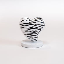 Cargar imagen en el visor de la galería, Escultura corazón mediano con diseño
