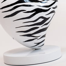 Cargar imagen en el visor de la galería, Escultura corazón mediano con diseño
