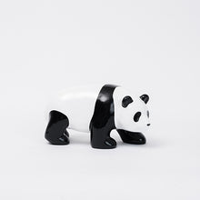 Cargar imagen en el visor de la galería, Escutltura Oso Panda
