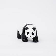 Cargar imagen en el visor de la galería, Escutltura Oso Panda
