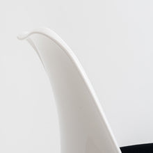 Cargar imagen en el visor de la galería, Silla Tulip con cojín negro sin apoyabrazos - PREVENTA  - Entrega aprox. 10 de Octubre 2023

