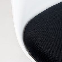 Cargar imagen en el visor de la galería, Silla Tulip con cojín negro sin apoyabrazos - PREVENTA  - Entrega aprox. 10 de Octubre 2023
