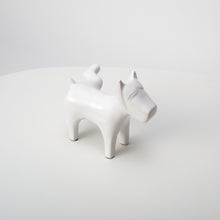 Cargar imagen en el visor de la galería, Escultura dogo meoncito blanco
